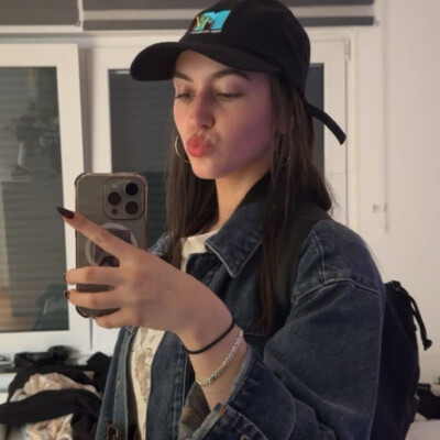 Amina zoekt een Kamer / Studio / Appartement / Huurwoning in Den Haag