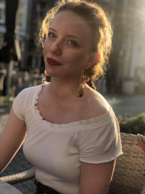 Evelyn zoekt een Kamer / Studio / Appartement in Den Haag